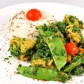 Grünes Feuer mit Tofu an Reis