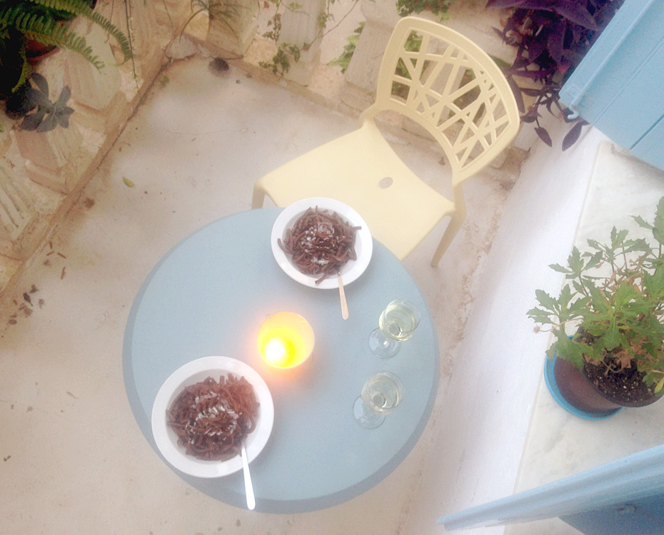 Carob-Pasta auf unserem Schattenbalkon