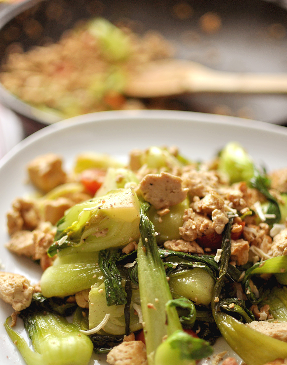 Tofu Scramble mit Pak Choi | Vegan, LC, WW | Schwatz Katz