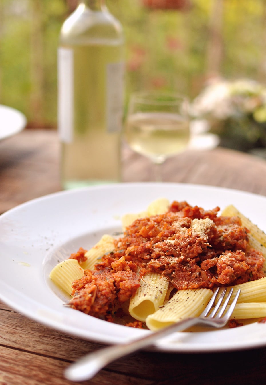Vegane Bolognese ohne Soja über Pasta | Schwatz Katz