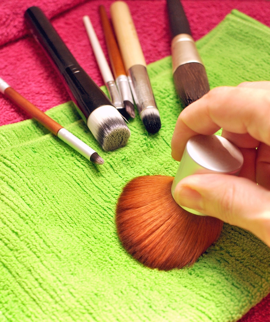 Ganz easy und günstig Kosmetikpinsel reinigen | Schwatz Katz