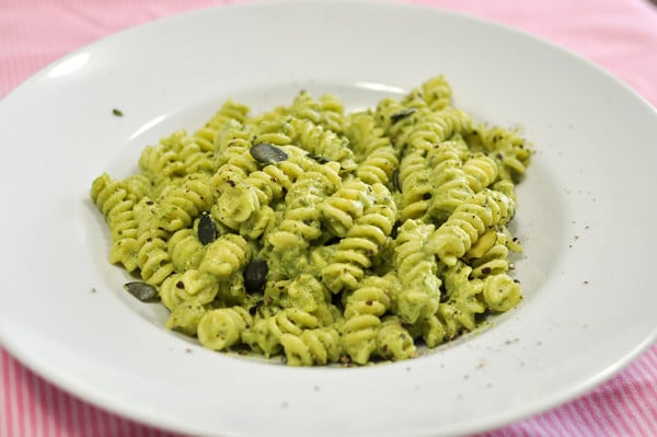 Avocado Pesto auf Pasta | Schwatz Katz