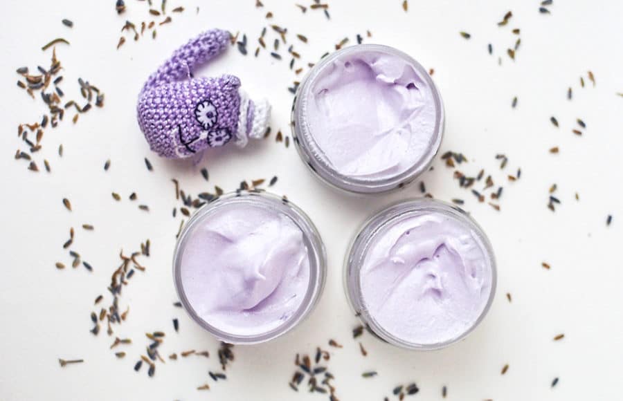 Schönere Beine mit der federleichten Lavendel Bodysahne auf