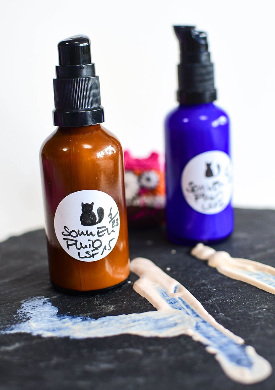 Hautfarbenes Sonnenfluid mit Lichtschutzfaktor (LSF) 20 | Schwatz Katz